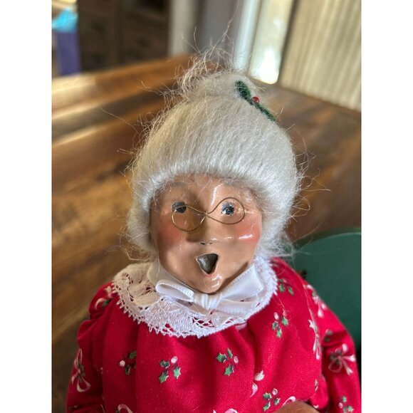 1995 Byers Choice Carolers Figurine Mrs. Claus/Granny Red Dress White Apron Gree - Picture 2 of 9